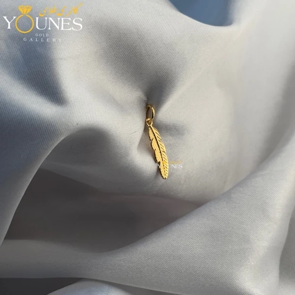 تصویر دوم آویز طلا پر